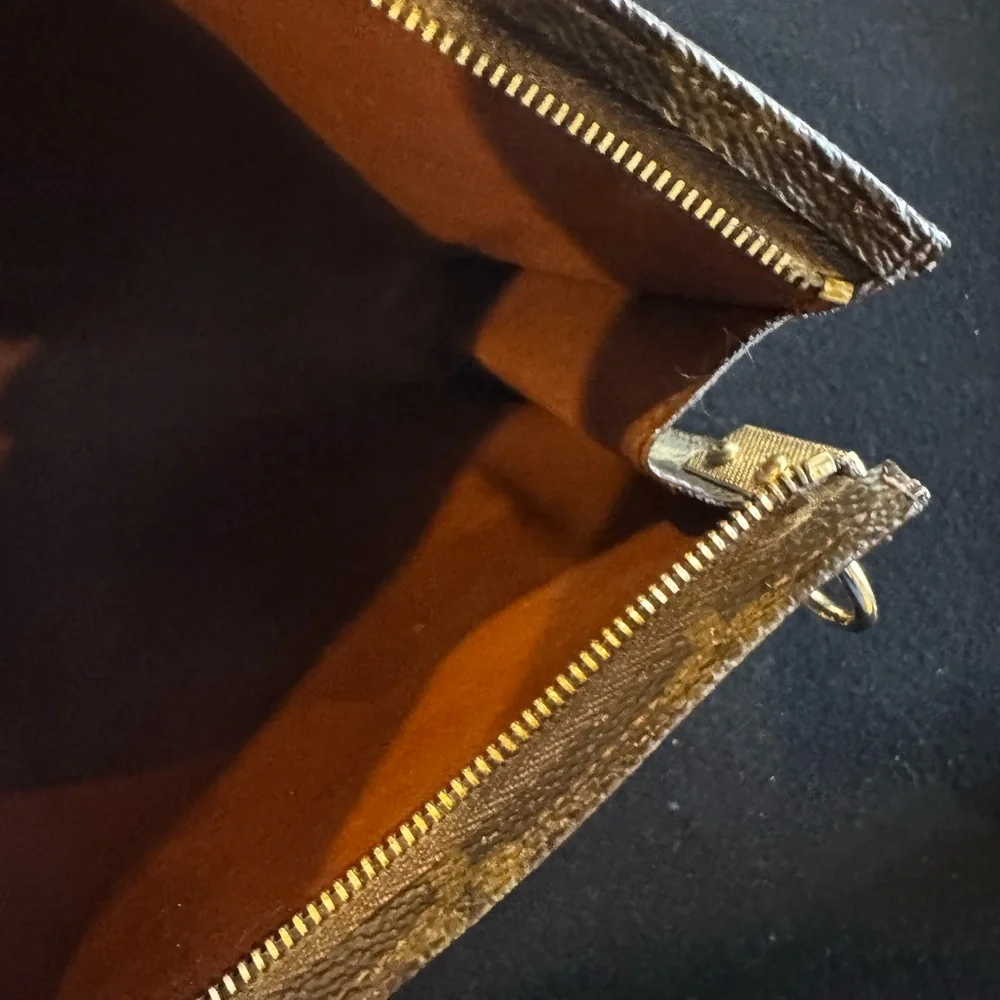 Louis Vuitton
LV Monogram Toiletry Pouch 26 vintage converted Crossbody - Picture 13 of 16